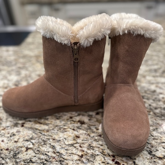 Women’s Fur Boots - Picture 3 of 4